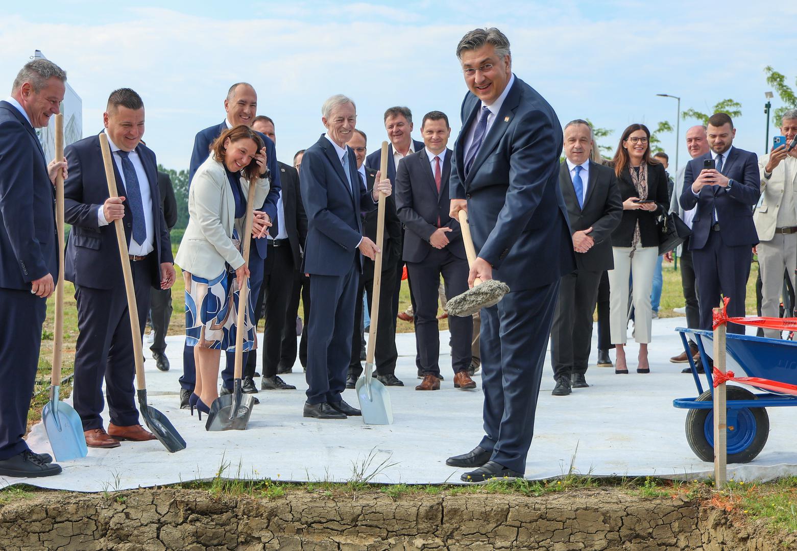Premijer Andrej Plenković zajedno s ministricom zdravstva Irenom Hrstić te zagrebačkim županom Stjepanom Kožićem položio je kamen temeljac za izgradnju postrojenja novog Imunološkog zavoda u Rugvici. 