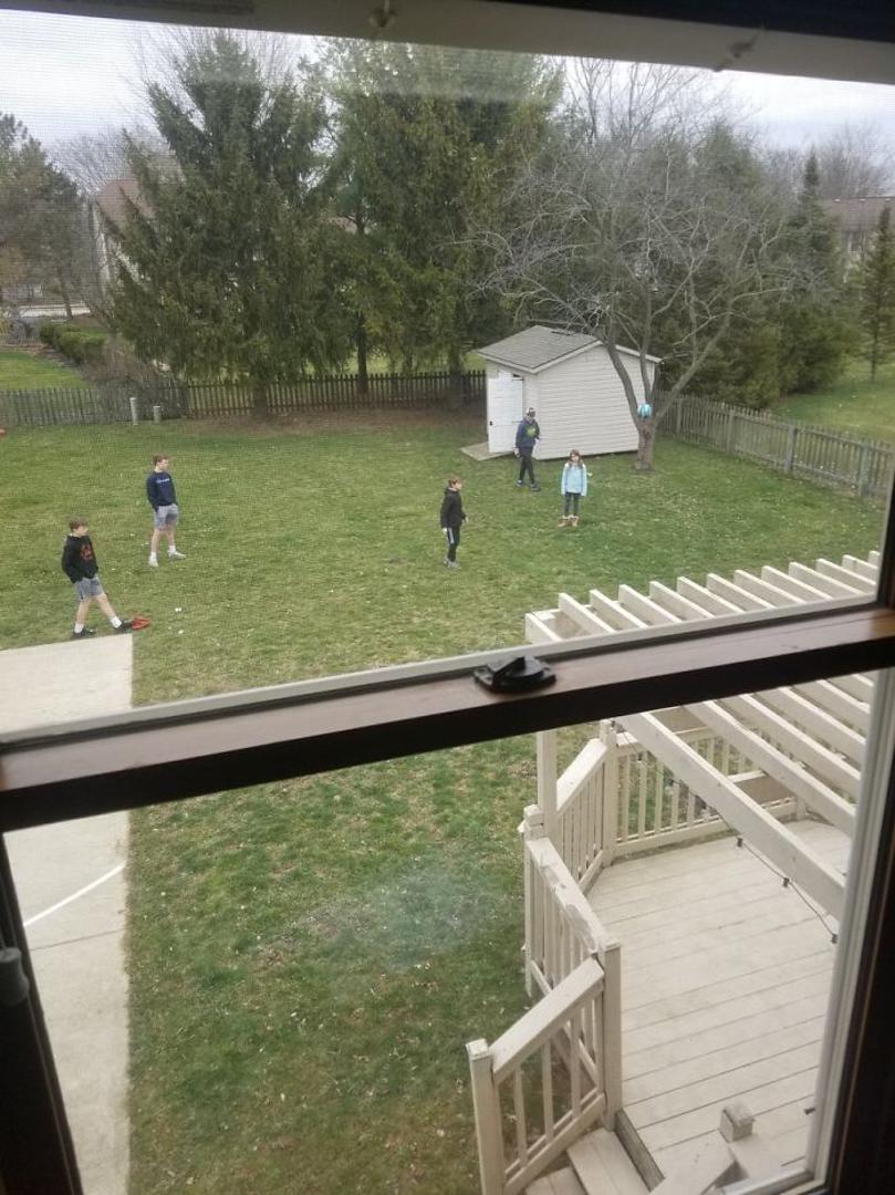 Svoje vrijeme provode na svježem zraku, a  i nogama se dodaju loptom kako bi bili aktivni i dovoljno udaljeni.