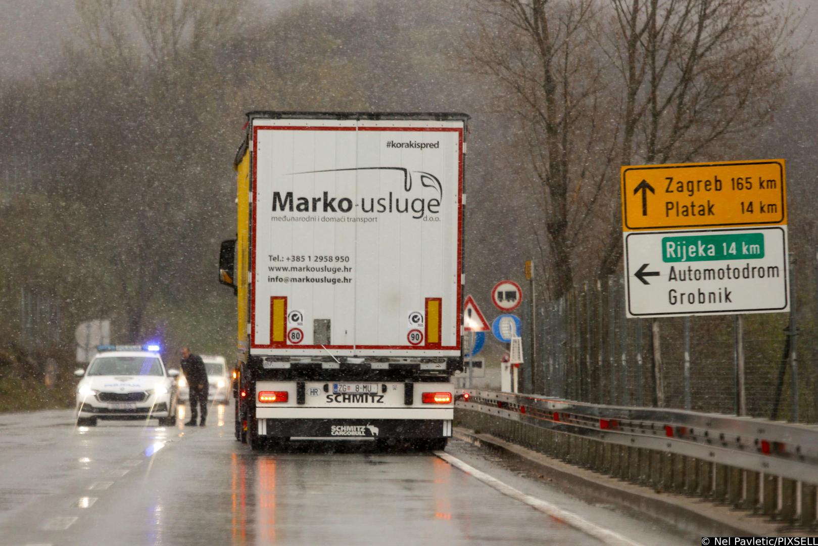 Za sav su promet zatvorena je Jadranska magistrala (DC8) između Senja i Svete Marije Magdalene te pojedine ceste u Lici.