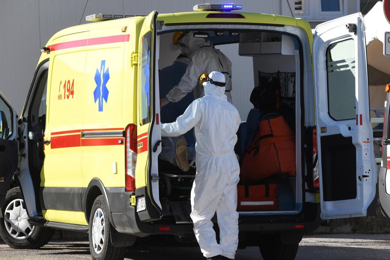 Šibenik: Hitna medicinska pomoć dovozi pacijenta sa sumnjom na koronavirus u Opću bolnicu