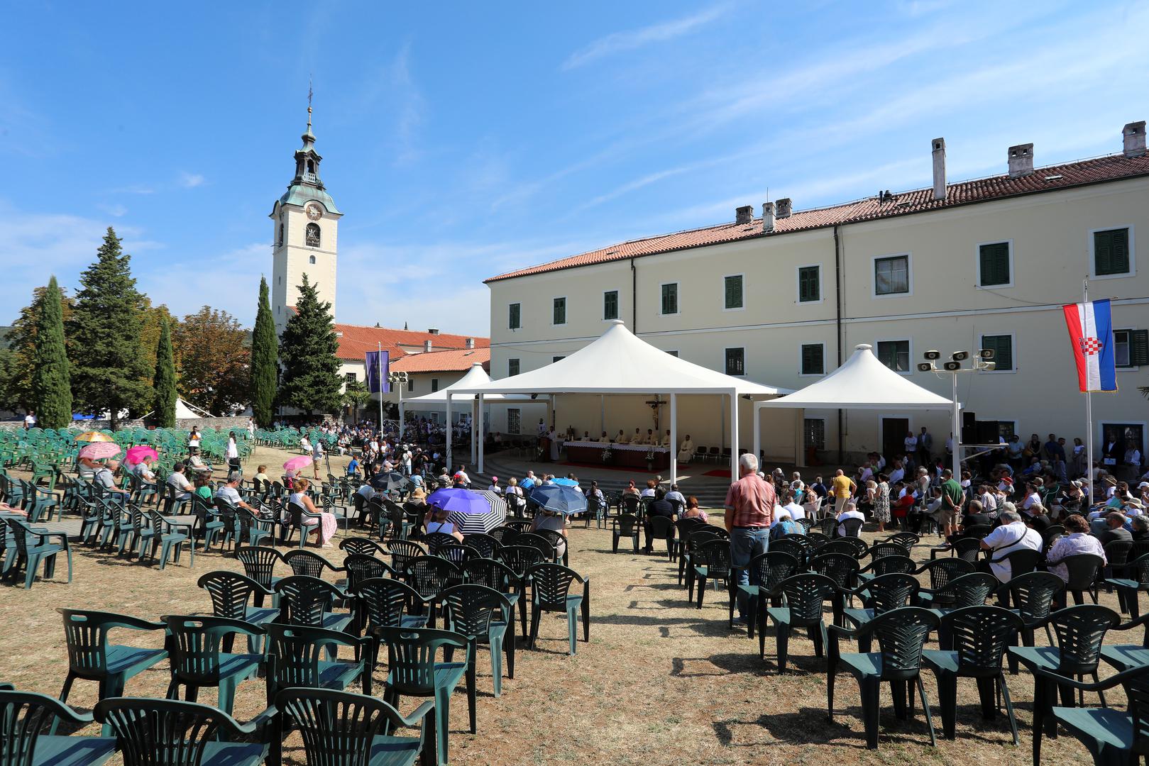 Trsat kod Rijeke, često se naziva i hrvatskim Nazaretom. Svetište Majke Božje Trsatske nalazi se na brežuljku iznad grada, a u crkvi se čuva čudotvorna slika Bogorodice koju je, prema predaji, tamošnjim vjernicima poslao papa Urban V. Trsat je i poznato odredište zavjetnih hodočašća, a njegova bogata povijest prožeta je franjevačkom duhovnošću.