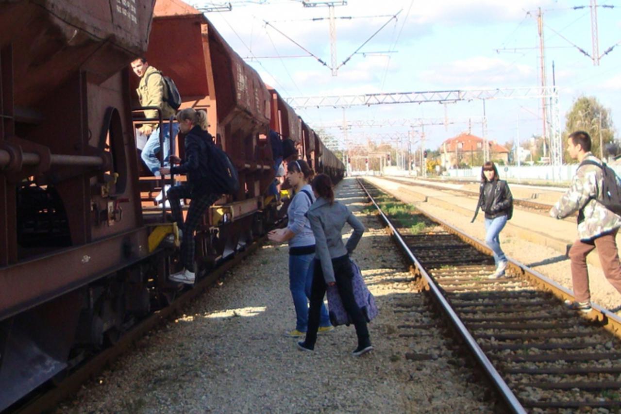 \'putnici i stanovnici  Capraga dnevno se izlazu opasnosti stradavanja od vlaka dok prelaze 8 kolosjeka penju?i se na vagone i prelaze?i s jednog na drugi jer nema pasarele koja je uklonjena 2004. god