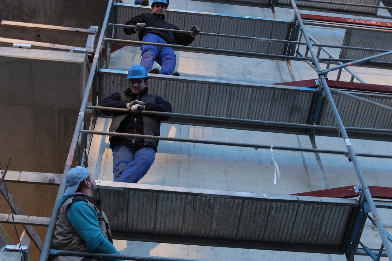 02.02.2015., Zagreb - Radnici na gradilistu nove zgrade u Oreskovicevoj ulici montiraju skelu. Photo: Boris Scitar/Vecernji list/PIXSELL