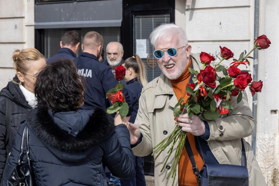 Mario Lipovšek Battifiaca Puležankama je dijelio ruže u ime radio Istre