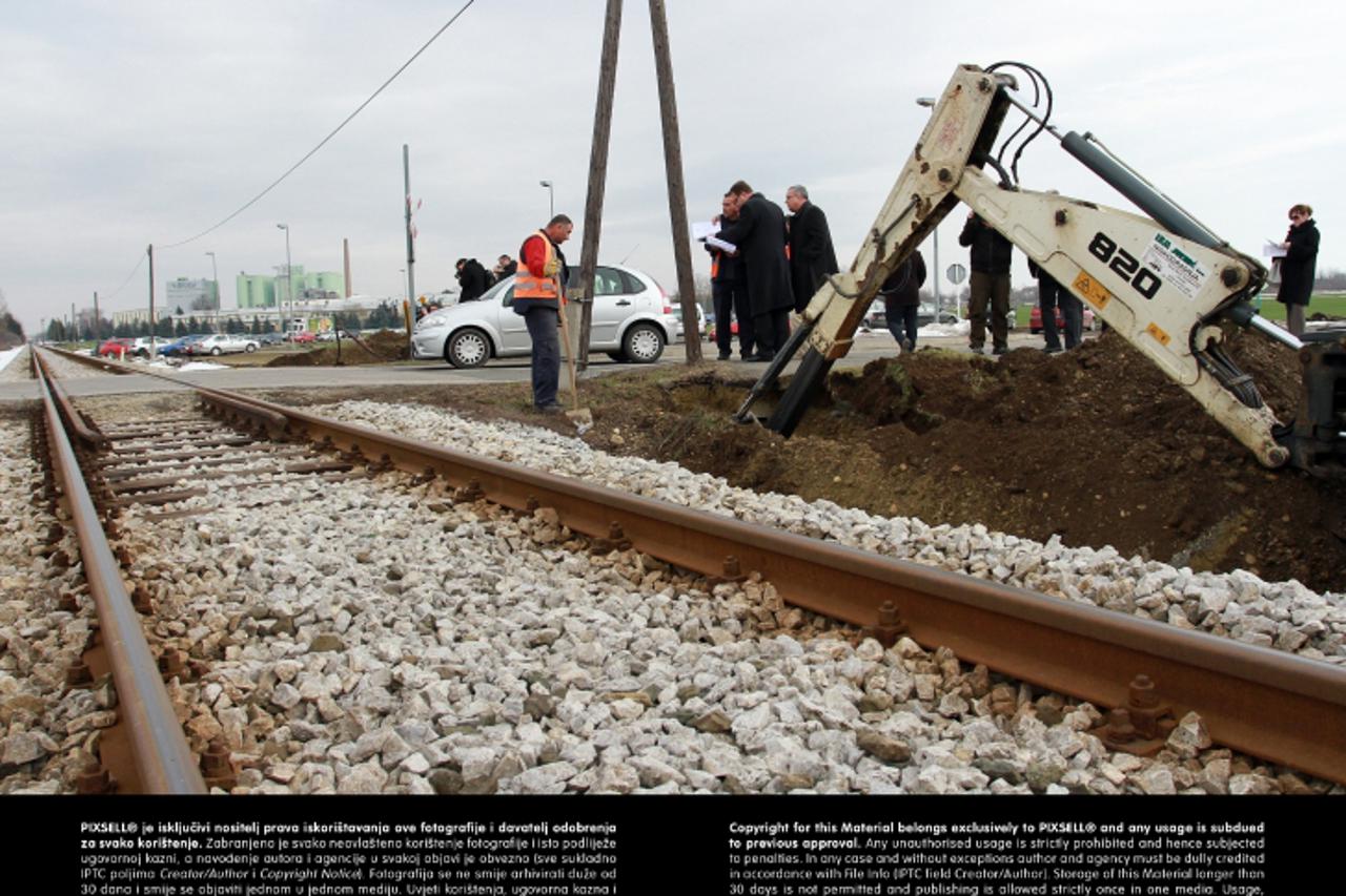 '06.03.2013., Kucan Marof, Varazdin - U Kucan Marofu i Jalkovcu zapoceli su radovi na osiguranju zeljeznicko cestovnih prijelaza. Pocetku radova prisustvovali su gradonacelnik Goran Habus i clan uprav