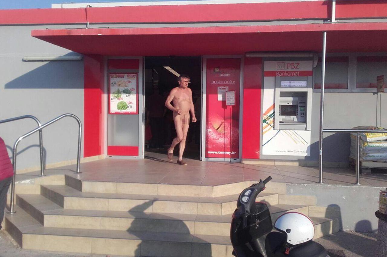 nudist u dućanu