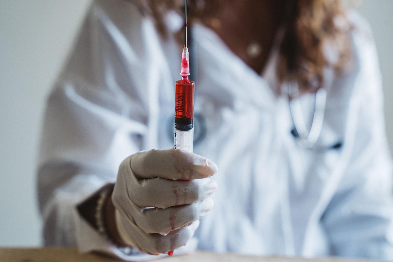 Eutanazija i potpomognuto samoubojstvo posljednjih su desetljeća postali tema o kojoj se raspravlja i izvan medicinskih i pravnih krugova. U nekim državama postoje zakonski uređeni postupci koji osobama pod određenim uvjetima omogućuju da same odluče kada će završiti život.