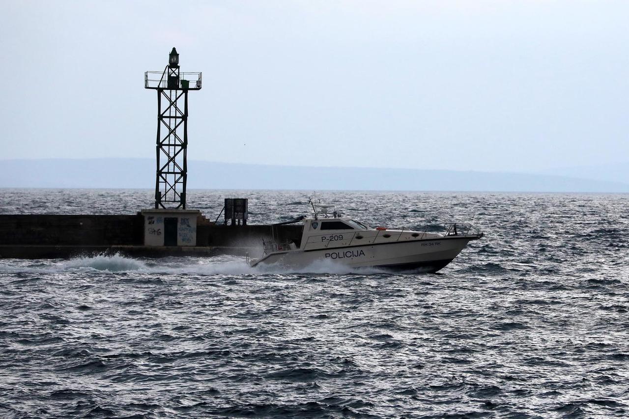 Rijeka: Policijski gliser isplovljava iz luke