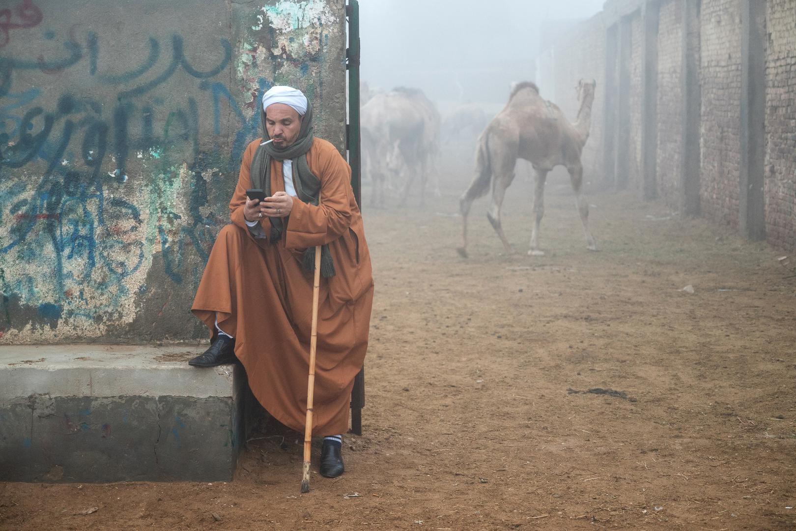 Trgovac devama na tržnici u Birqashu pronašao je dašak mira u duhanskom dimu