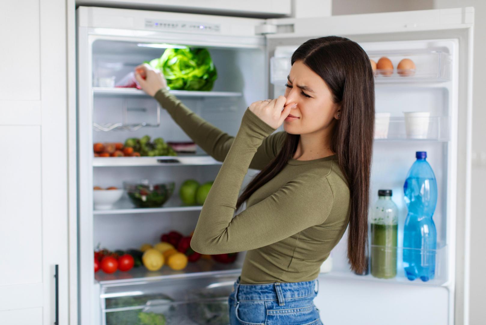 Neugodni mirisi iz hladnjaka jedan su od onih kućanskih problema koji mogu pokvariti dojam čistoće cijele kuhinje. Dovoljno je da se prolije malo mlijeka, zaboravi komadić hrane ili otvorena posuda s ostacima predugo stoji pa da se miris proširi na sve police. Mnogi tada posežu za jakim sredstvima za čišćenje, iako rješenje često već imaju kod kuće. 