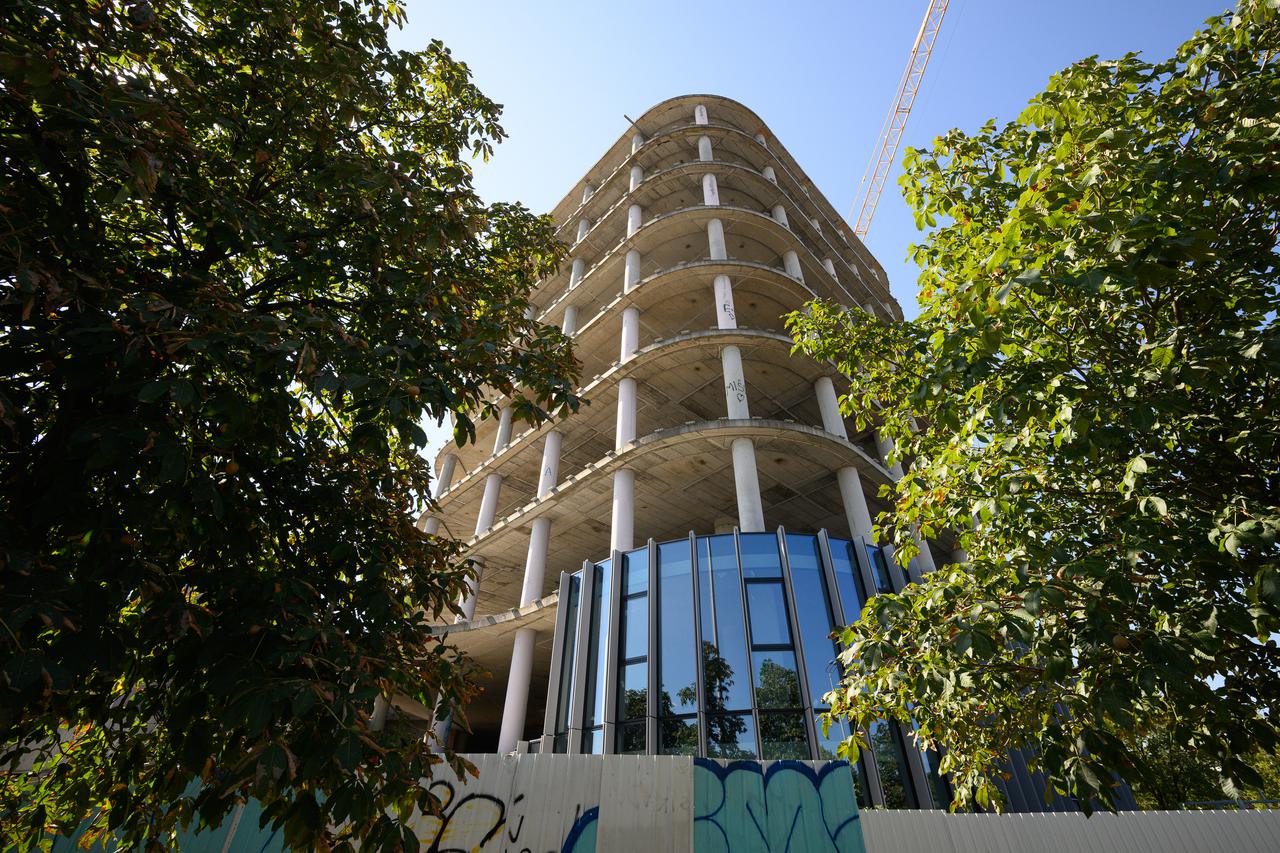 Zagreb: Nakon više desetljeća čekanja napokon počeli radovi, nedovršena zgrada postaje CapriCo Tower