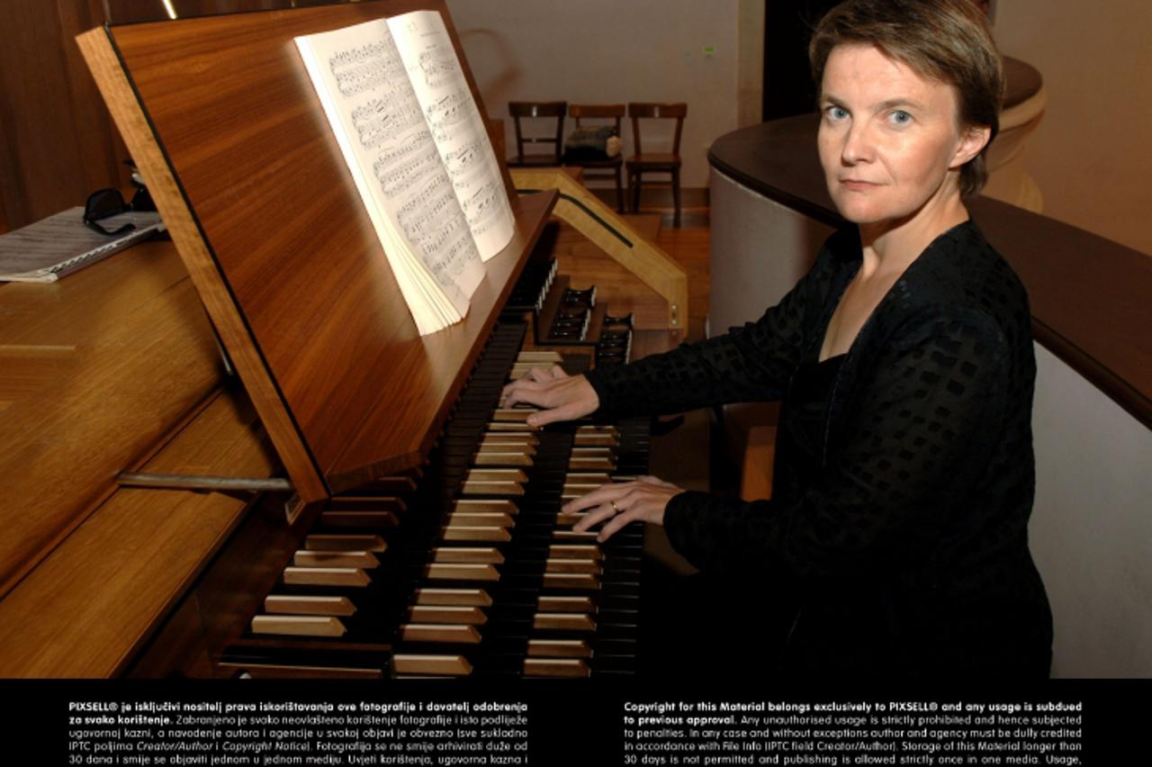 '02.10.2013., Pozega - Na Orguljaskim vecerima u pozeskoj katedrali solisticki koncert imala je orguljasica Gorana Vidnjevic - Fabijanic. Svirala je djela Bacha, Dobisa i Widora. Photo: Dusko Mirkovic