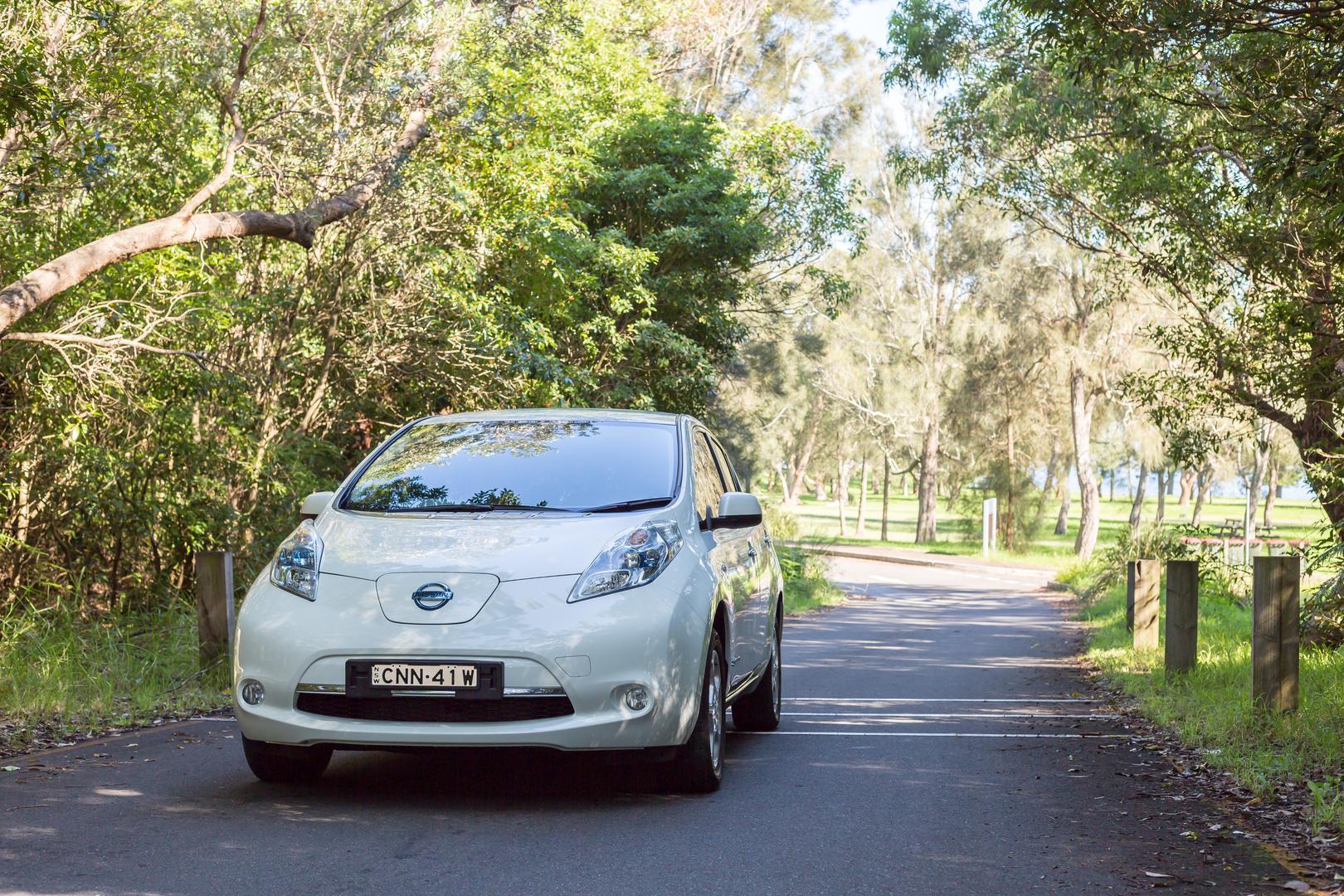 5. Nissan Leaf: Za one koji žele prijeći na električni pogon bez da probiju budžet, Leaf je sve češći izbor. Ovaj model nudi do 240 km dosega s jednim punjenjem, tihu, ugodnu vožnju bez emisija i pristupačnu cijenu – rabljen se često može naći za manje od 5.800 eura. Iako možda nije najmodernijeg dizajna, Leaf je pouzdan i ekološki svjestan izbor.