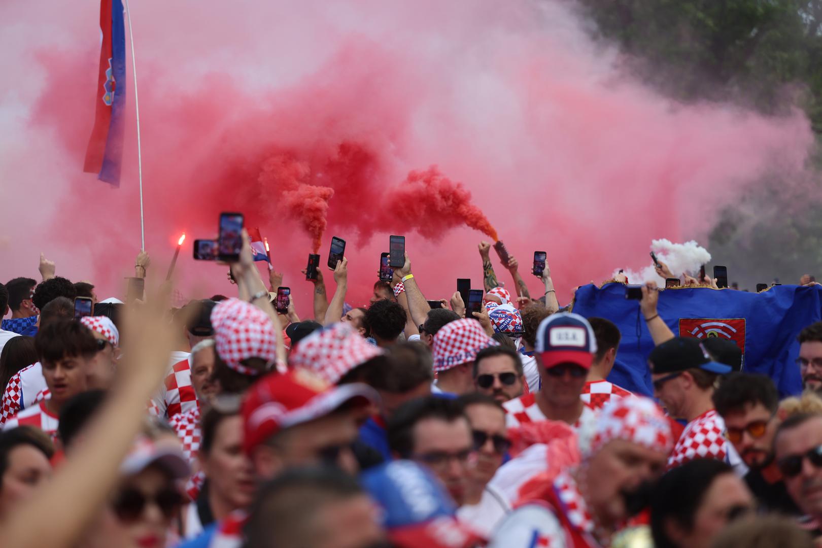 U Torontu se okupljaju tisuće hrvatskih navijača, a gradom ponovno kruži i velika hrvatska zastava dimenzija 100 puta 12 metara, koja je već prošla put od Dallasa do Philadelphije, pa se vratila u Toronto.