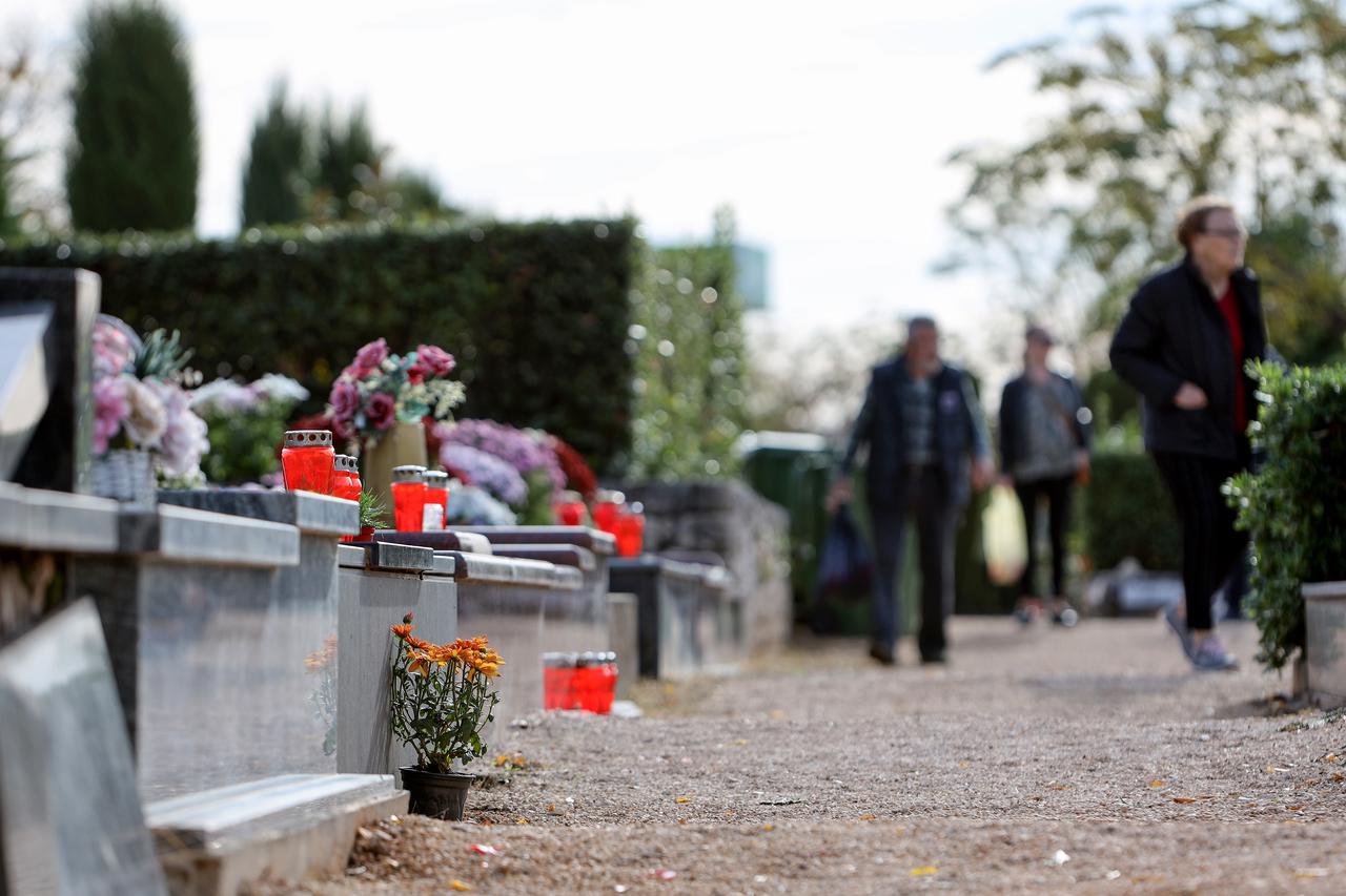 Zadar: Veliki broj ljudi na Gradskom groblju