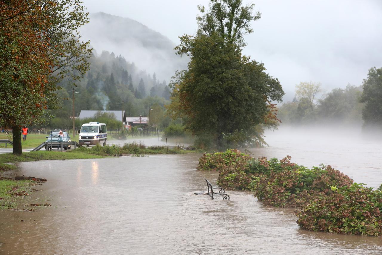 Obilna kiša izazvala je podizanje vodostaja rijeke Kupe i njenih pritoka koji su poplavili prometnice, kuće i vrtove