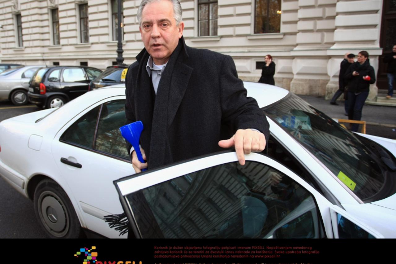 '02.01.2012. Zagreb -  Zupanijski sud, Zrinjevac. Ivo Sanader tocno u 9 sati trebao se javiti sucu istrage Zupanijskog suda u Zagrebu. Nije dosao na vrijeme. Njegov odvjetnik Goran Suic ulazeci na sud