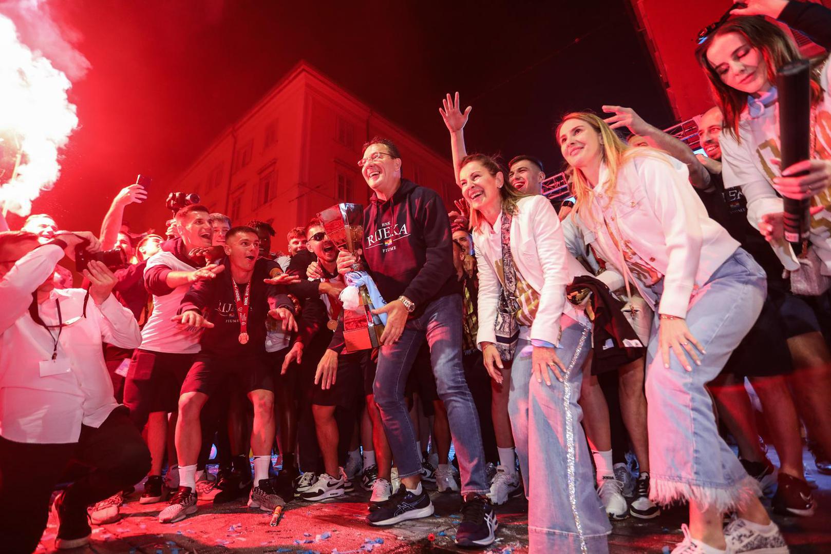 Uz igrače je bio i predsjednik kluba Damir Mišković u društvu obitelji. Tim povodom fotografi su ih snimili, a mnogi su primijetili jedan detalj.