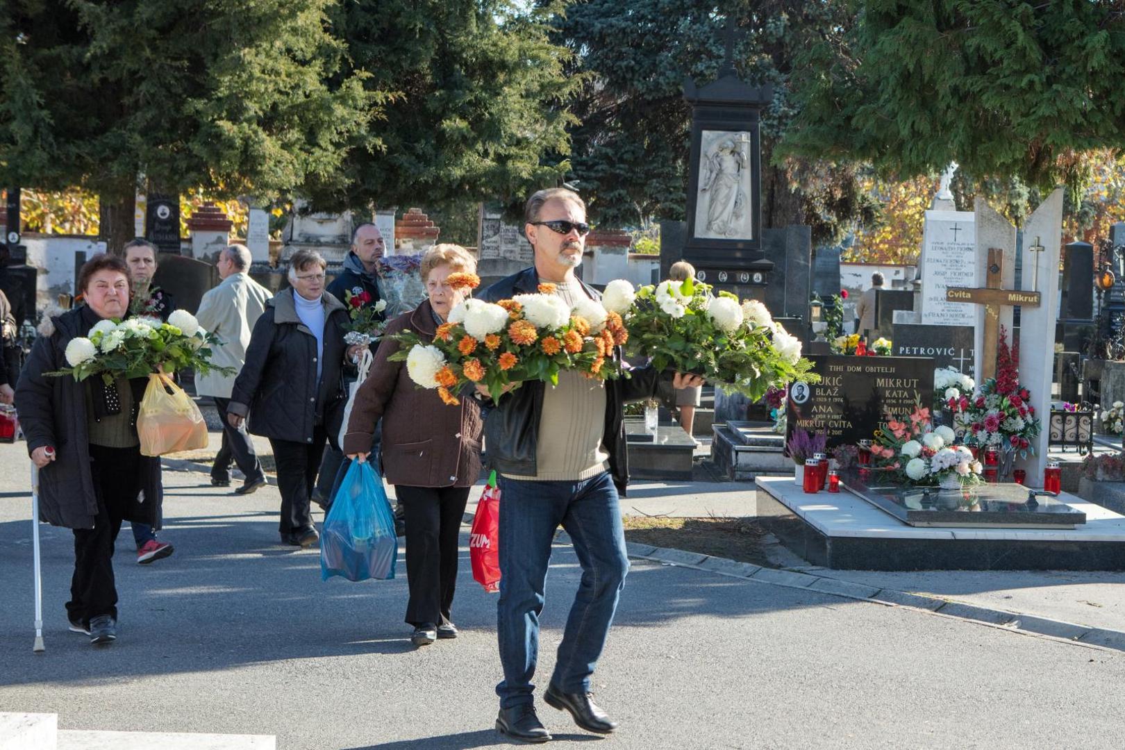 Osijek: Uz ukrašene grobove i zapaljene svijeće svi se i pomolili za duše pokojnika