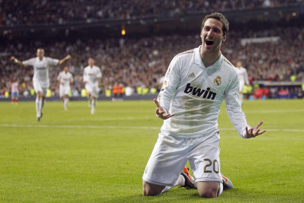 'Real Madrid\'s Gonzalo Higuain celebrates after scoring against Atletico Madrid during their Spanish First Division soccer match at the Santiago Bernabeu stadium in Madrid November 26, 2011. REUTERS/
