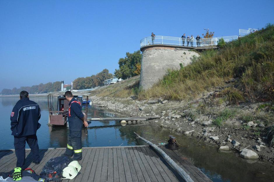 Naftna mrlja na Savi kod Slavonskog Broda