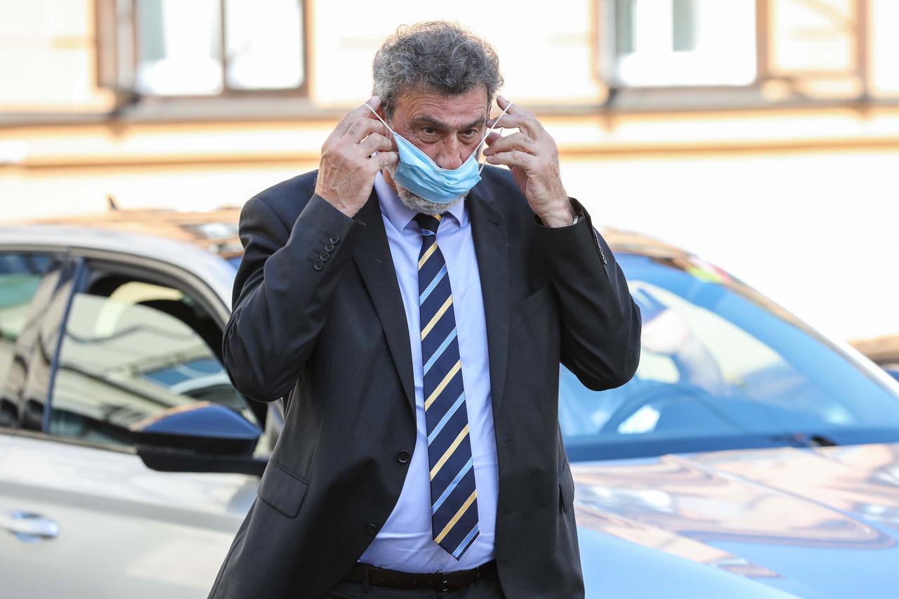 Zagreb: Ministar Radovan Fuchs dolazi na sjednicu Vlade