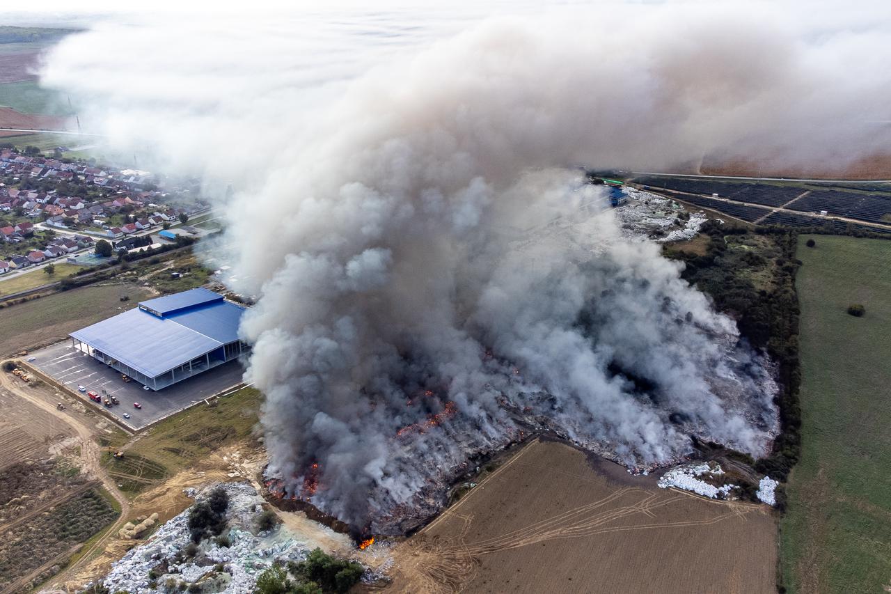 Pogled iz zraka na požarište u osječkoj tvrtki za preradu plastike "Drava International"