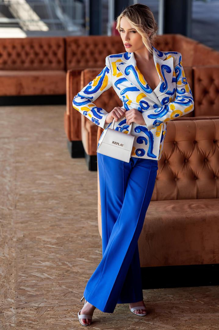 Sako – HalfPrice, Moschino 1650,00 kn; Hlače – Varteks 1090,00 kn; Sandale – Mass 399,90 kn; Torbica – Mass, Replay 759,00 kn; Westgate Shopping City