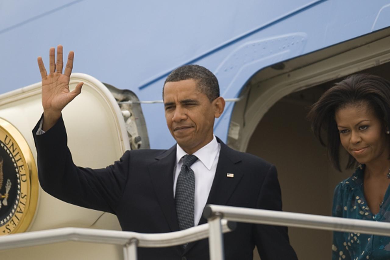 'US President Barack Obama (L) and First Lady Michelle Obama walk off Air Force One at Pittsburgh International Airport in Pittsburgh September 24, 2009, as they arrive to attend the G20 summit.      