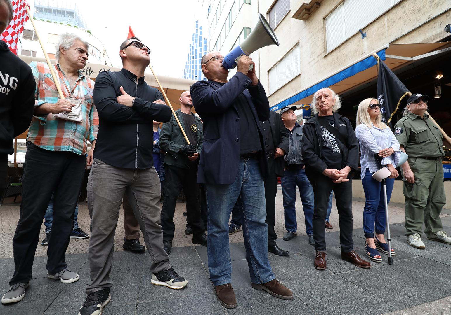 'Hrvatska se mora osloboditi velikosrpske i izdajničko lopovske vlasti, koja konstantno radi na lustraciji Hrvatskog naroda i Hrvatske!', napisali su na svojoj službenoj stranici razloge njihovih najavljenih prosvjeda.