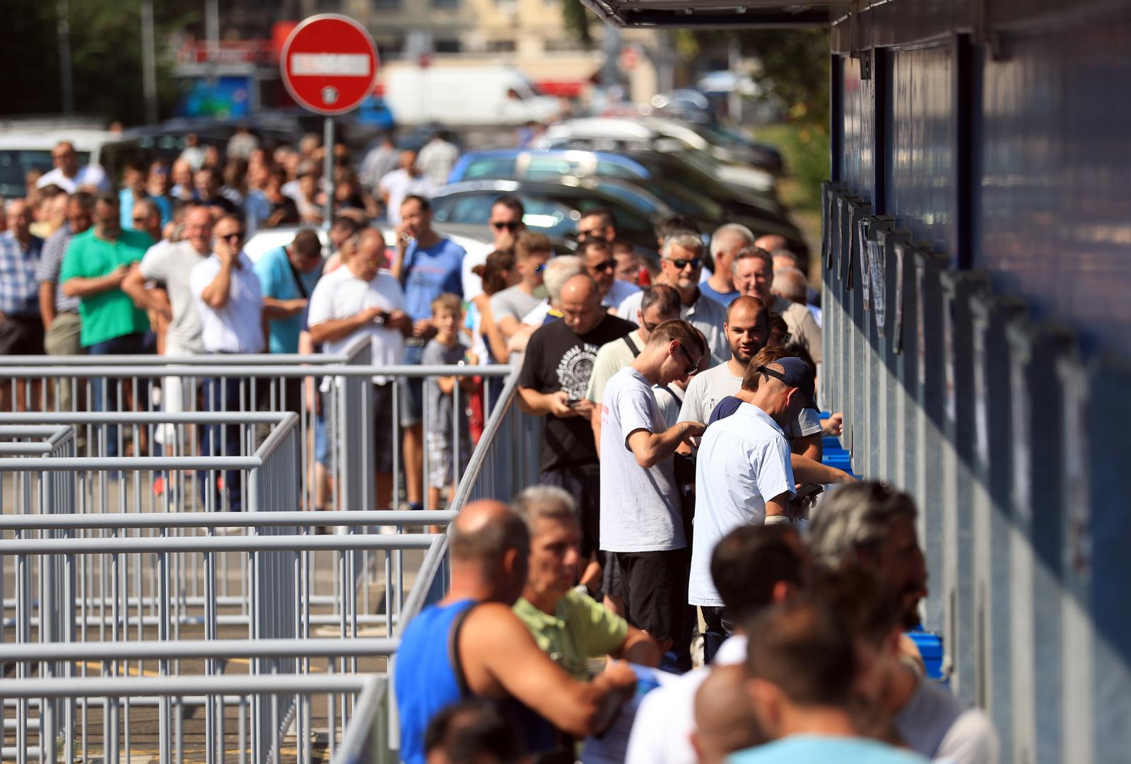 Ispred ticket pointa stvorio se poveći red.

