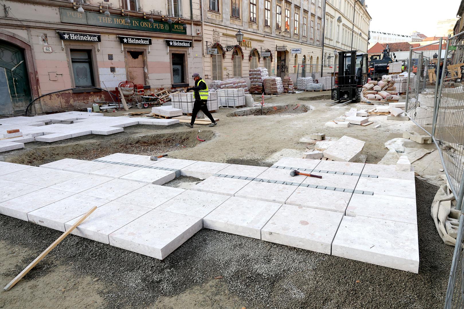 Radovi na trajnom uređenju pješačke zone u središtu Zagreba napreduju dobro. Bageri, radnici i raskopana cesta početkom su rujna zamijenili klupe i žardinjere u Staroj Vlaškoj kada je krenulo samo uređenje.