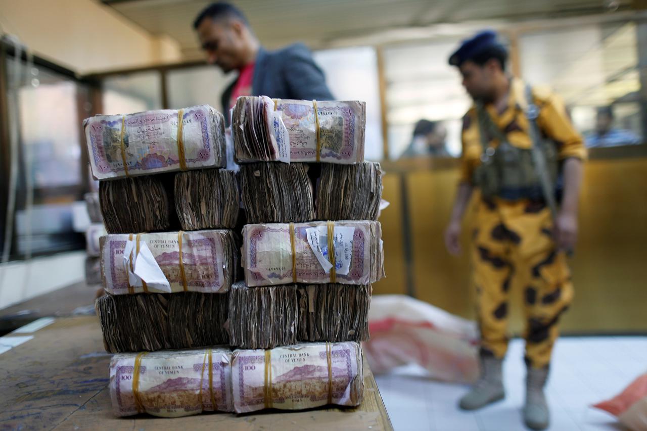 Bundles of Yemeni currency are pictured at a post office before being handed to public sector employees as salaries in Sanaa, Yemen January 25, 2017. Picture taken January 25, 2017. REUTERS/Khaled Abdullah