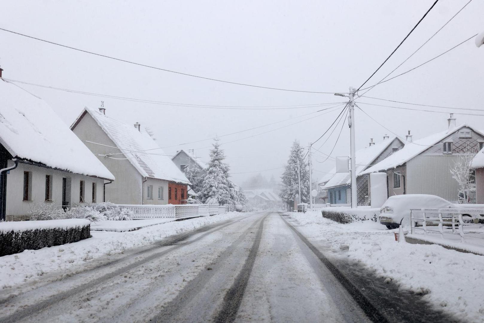 Uz to, vozačima se savjetuje da prate aktualne informacije o prometu. "Pozivamo vozače da brzinu i način vožnje prilagode vremenskim uvjetima, pripaze na sigurnosnu udaljenost između vozila, ne kreću na put bez zimske opreme te, ukoliko je moguće, odgode put dok se vremenska situacija ne smiri", kazali su iz HAK-a. 