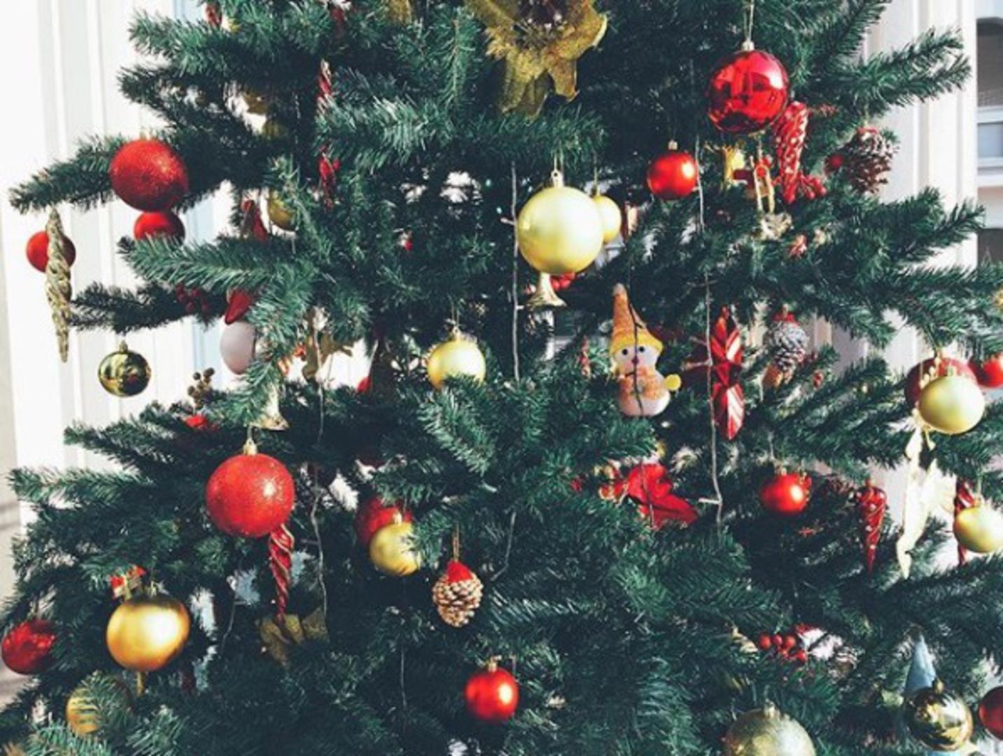 Hrvatska vatrogasna zajednica pozvala je građane na oprez za vrijeme nadolazećih božićnih blagdana upozorivši da zbog upotrebe neispravne božićne rasvjete često izbijaju požari na stambenim objektima.