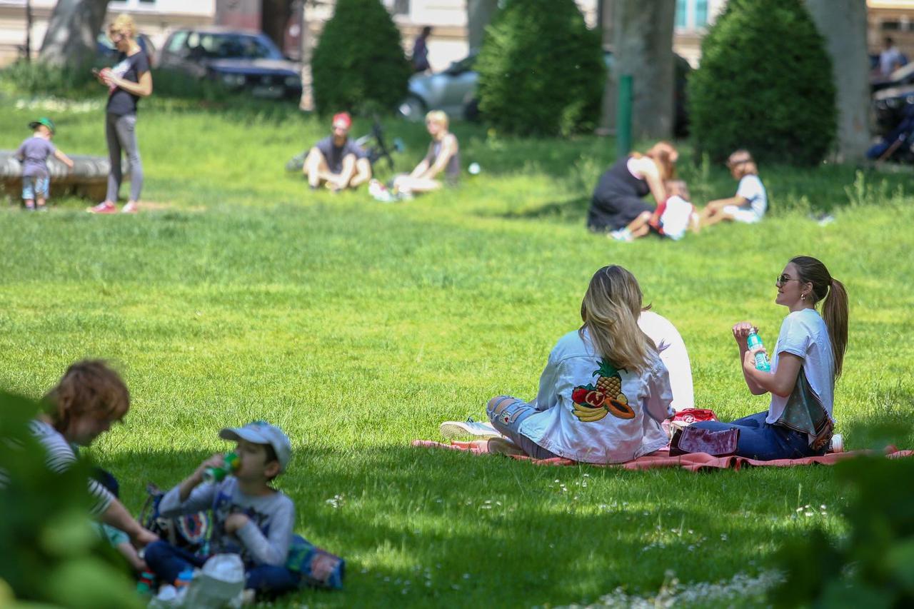 Zagreb: Građani opušteno uživaju u sunčanom danu na Zrinjevcu