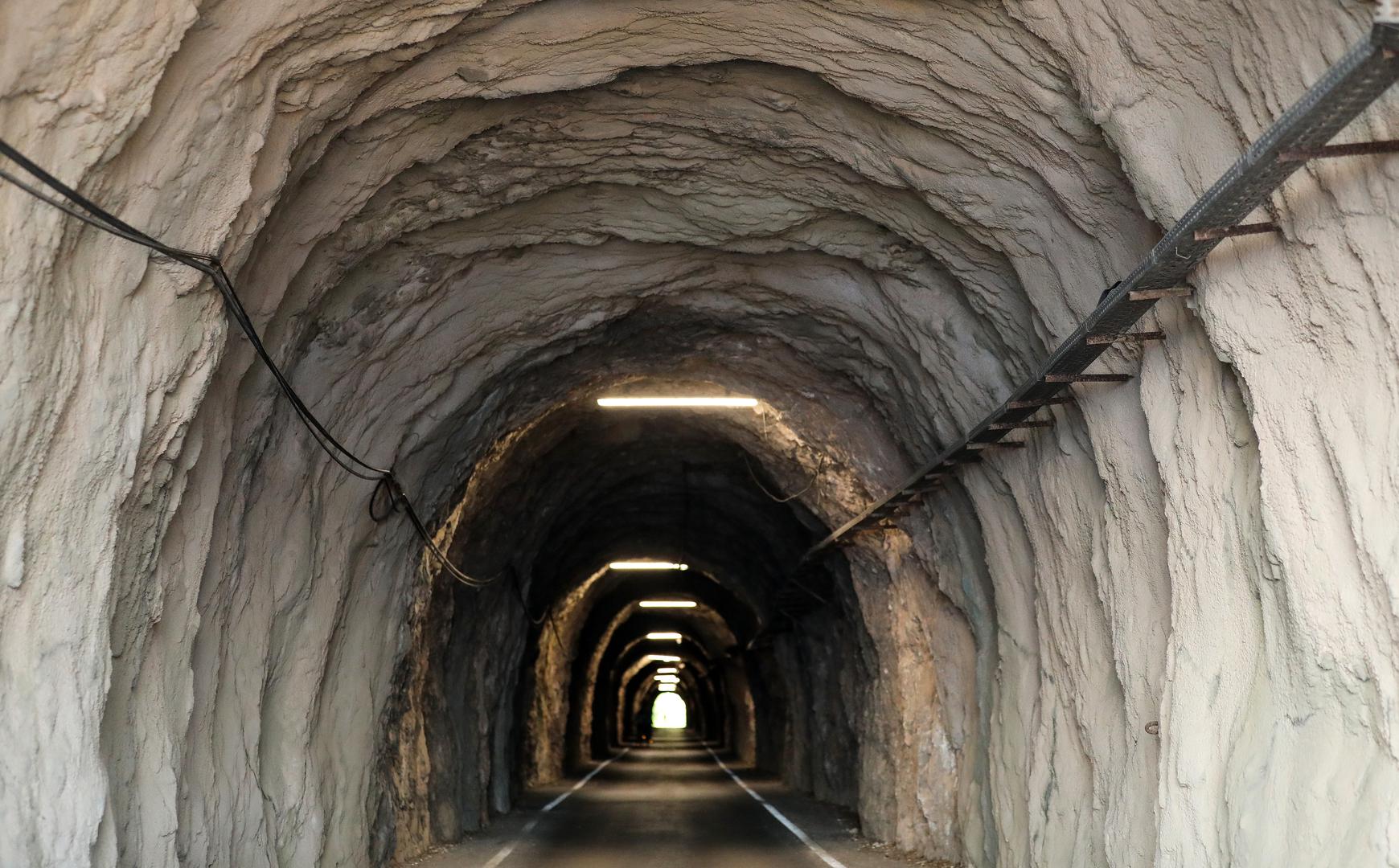 Tunel su 1971. prokopali mještani naselja kako bi lakše pristupili primorskom vinogorju