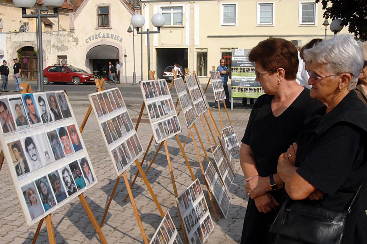 \'30.08.2011., Petrinja - Savez udruga obitelji zatocenih i nestalih hrvatskih branitelja organizirao je obiljezavanje Medjnarodnog dana nestalih osoba. Na petrinjskom Trgu hrvatskih btranitelja bilo 
