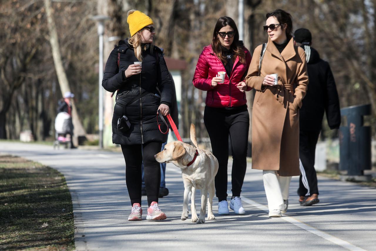Građani uživaju u sunčanom danu na zagrebačkom jezeru Bundek