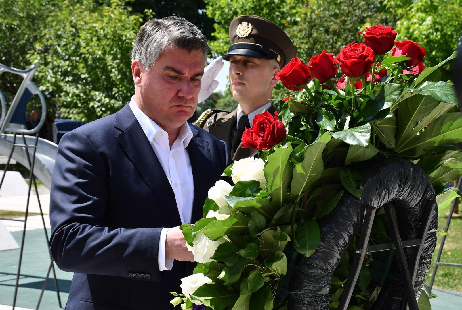 19.06.2021., Slavonski Brod - Ispred spomenika "Prekinuto djetinjstvo" obiljezen je 19. Susret sjecanja na poginulu djecu u Domovinskom ratu "Mali kriz-velika zrtva", koje je i ove godine organizirala Zajednica udruga hrvatskih civilnih stradalnika iz Domovinskog rata Hrvatske i Ministarstvo hrvatskih branitelja. Predsjednik Zoran Milanovic Photo: Ivica Galovic/PIXSELL