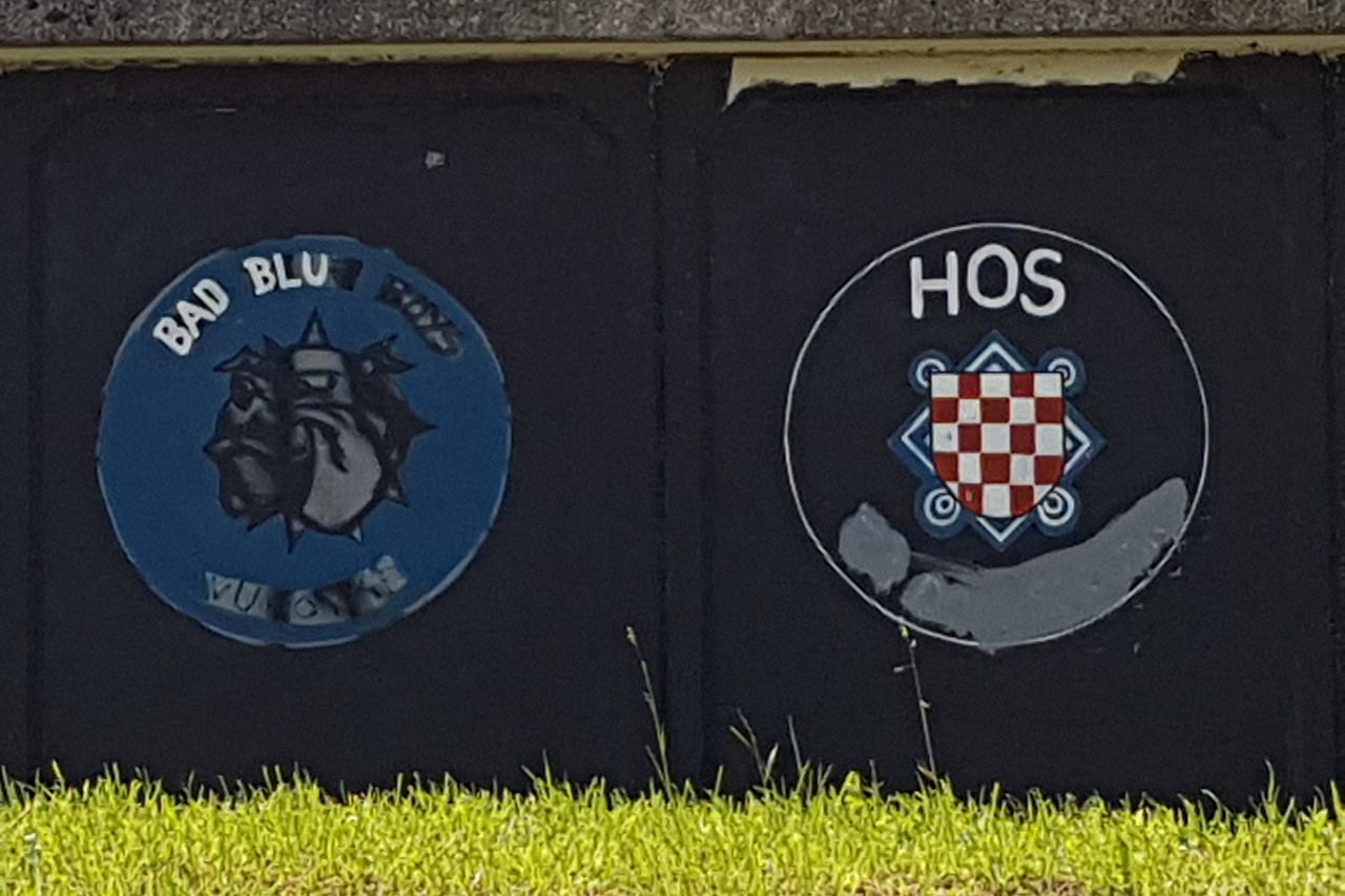 Vukovar - navijački mural s oznakom HOS-a