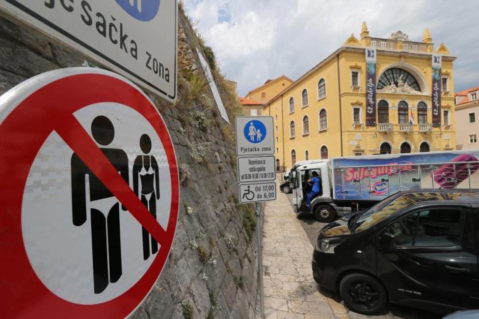 Zabrana šetnje u kupaćim kostimima