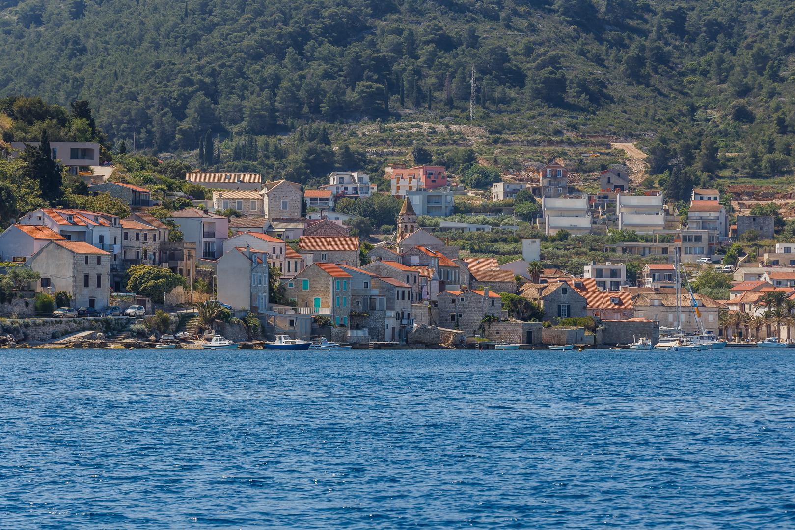Raj na zemlji, rekli bi mnogi za ovaj grad, koji se nalazi na istoimenom otoku. Grad je zadržao svoj mediteranski šarm i život bez stresa i gužve. Osim toga, dijelovi filma Mamma Mia 2, snimani su tamo...