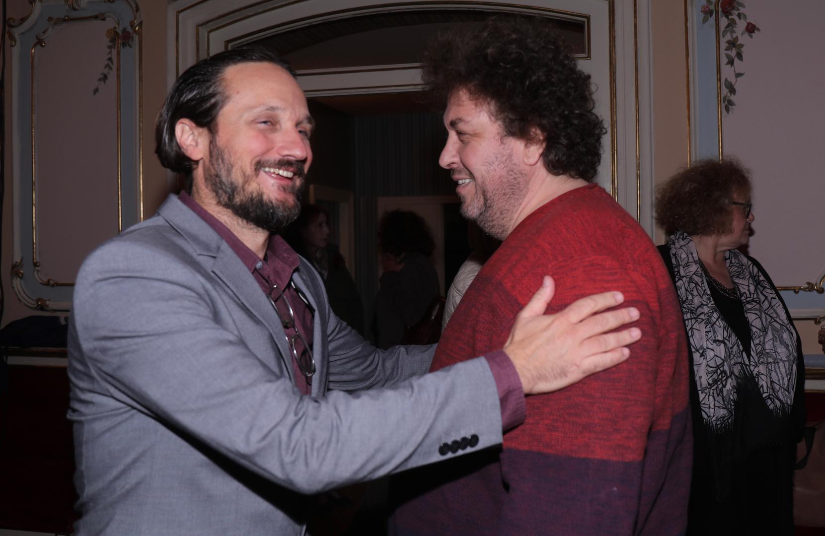 Mladen je ranije govorio i o odnosu sa suprugom, s kojom dijeli ljubav prema glazbi.
"Moja supruga isto jako voli muziku, kužimo se po ukusima, tako da doma često freestyleamo, bacamo jedan drugome rime i tako komuniciramo. Čak smo razmišljali da nešto ozbiljnije zajedno napravimo, ali nakon što smo dobili dijete više nemamo vremena ni za što", kazao je za Večernji list.


