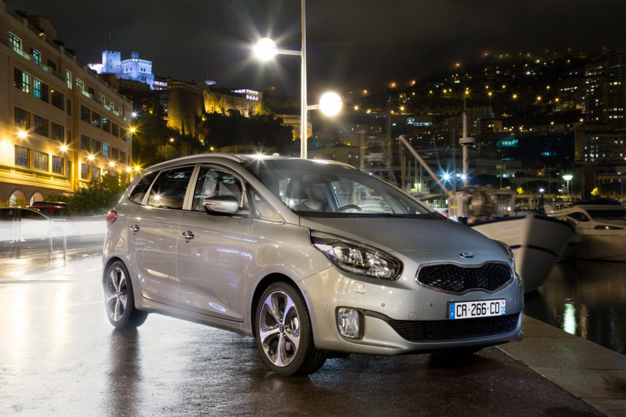 kia carens (1)