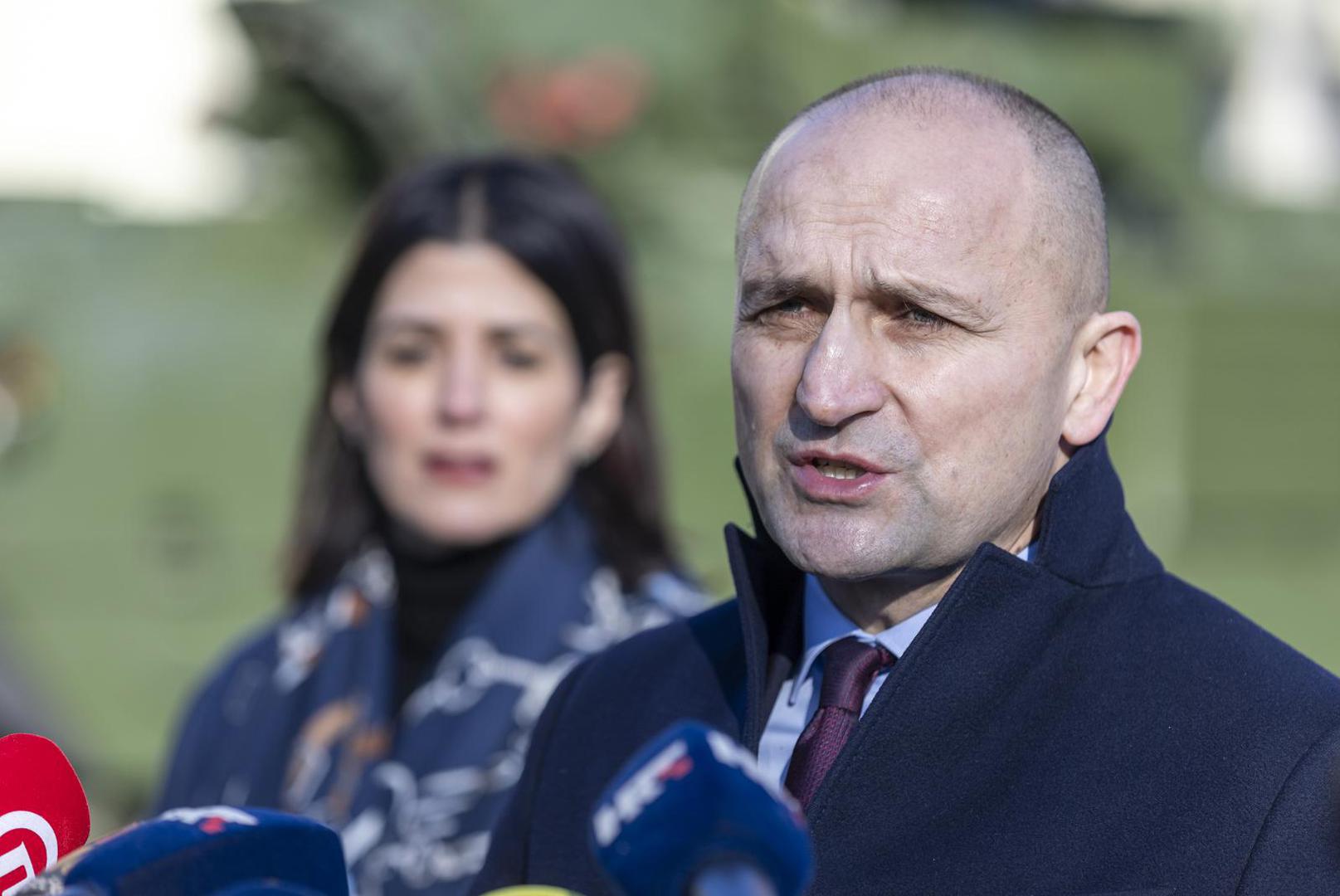 Naglasio je kako će Vlada RH nastaviti u smjeru stvaranja boljih uvjeta pripadnicima Oružanih snaga RH i sustava u cjelini.