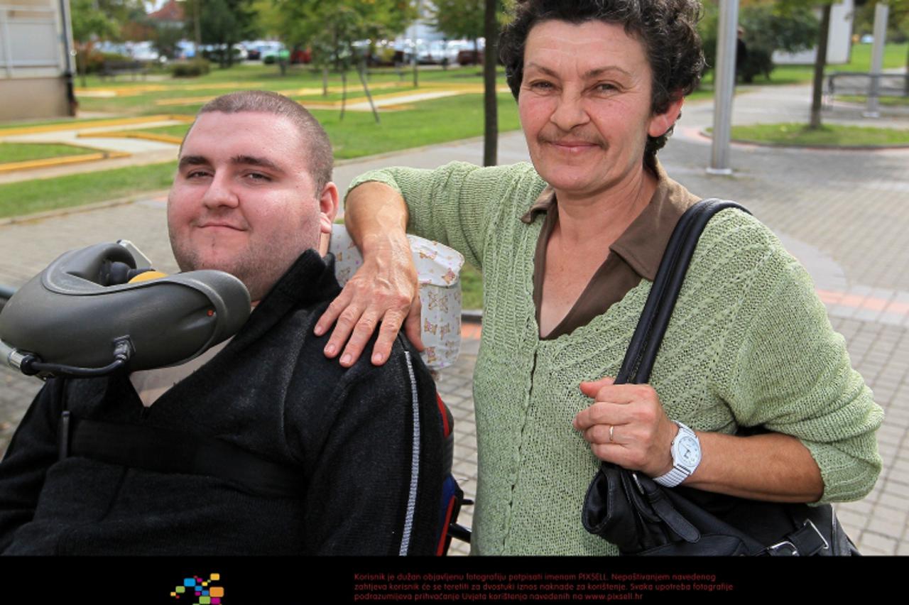 '01.10.2012., Koprivnica - Zoran Petric (23) je prije sest godina skakao u vodu na glavu, prejako trznuo glavom unazad i tesko ostetio ledjnu mozdinu kod cetrvtog i petog kraljeska, zbog cega je priko