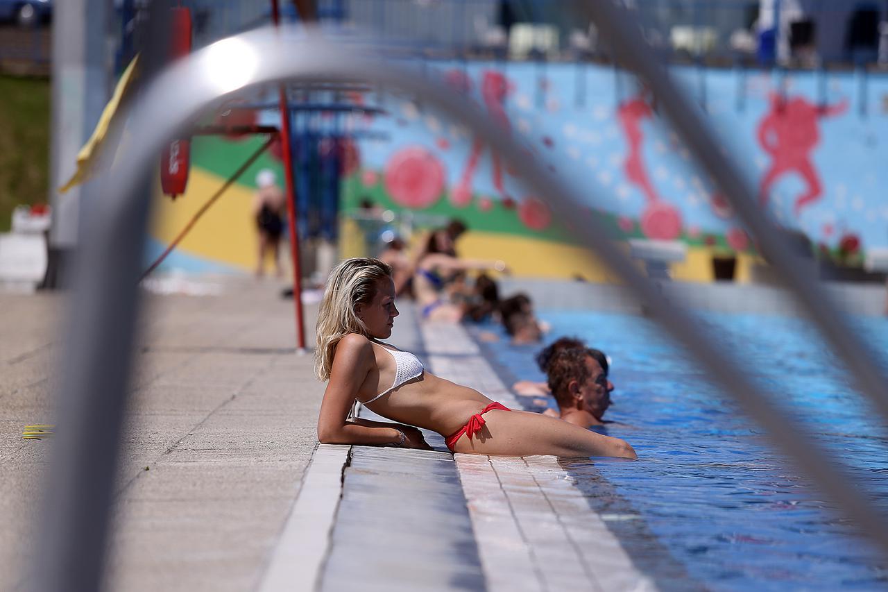 14.07.2015., Zagreb - Bazen na Salati. Ljetne vrucine privukle gradjane da se rashlade u bazenu.  Photo: Goran Stanzl/PIXSELL