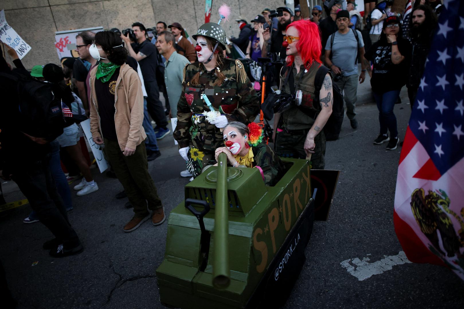 "Stvari se odvijaju tako brzo; uništavaju naše institucije, otpuštaju državne službenike i oduzimaju javna sredstva." Suočeni s republikanskim taborom koji ih je optužio za promicanje „mržnje prema Americi“ i čak ih usporedio s teroristima, prosvjednici su odgovorili humorom.