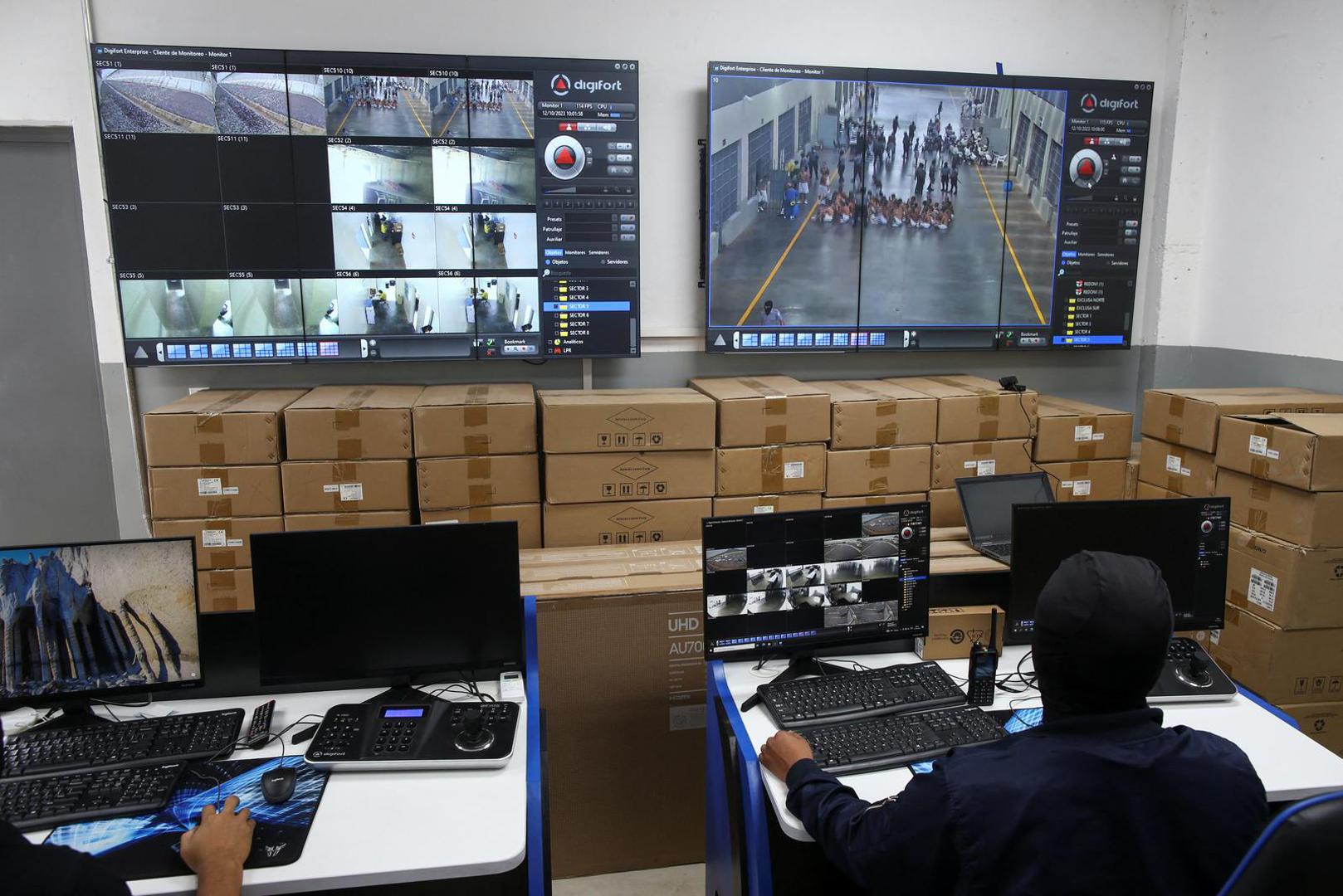 Wardens show a surveillance system, during a tour in the "Terrorism Confinement Center" (CECOT) complex, which according to El Salvador's President, Nayib Bukele, is designed to hold 40,000 inmates, in Tecoluca, El Salvador October 12, 2023. REUTERS/Jose Cabezas Photo: Jose CABEZAS/REUTERS